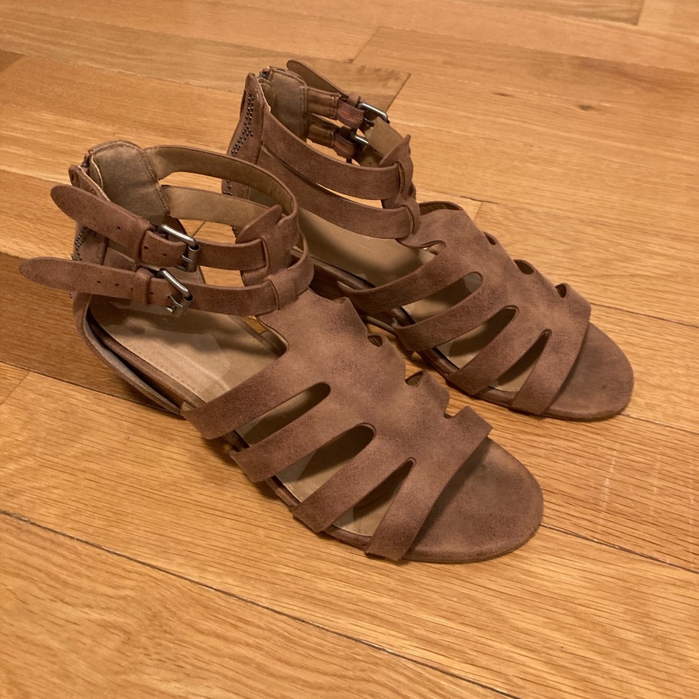 Super cute zip-up low wedge sandals